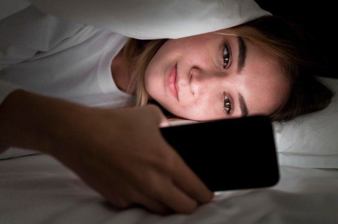 El tiempo frente a pantallas es un factor clave en la falta de sueño.