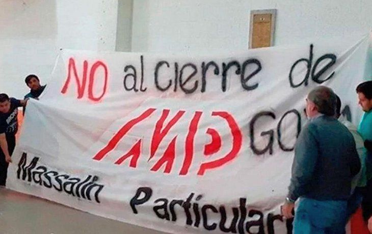 La bandera de los trabajadores No al Cierre de Massalin Particulares de Goya flameó durante la marcha del SíSePuede frente al presidente Mauricio Macri.
