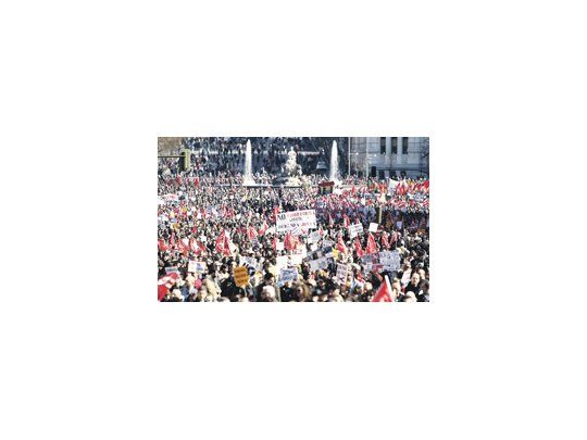 La Plaza de Cibeles fue el epicentro de la convocatoria en Madrid. Los organizadores informaron una asistencia diez veces superior a la admitida por las autoridades.
