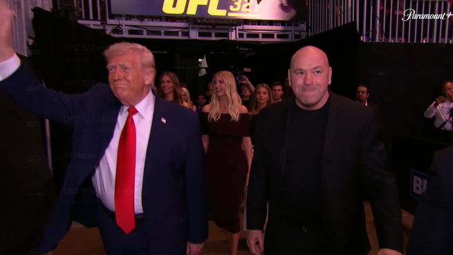 El presidente de los Estados Unidos, Donald Trump, ingresando junto a Dana White al Kaseya Center de Miami para presenciar la función de UFC 327.