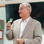 José Antonio Kast votó en la comuna de Paine, acompañado por su esposa María Pía Adriasola, y habló con la prensa tras emitir su sufragio. José Antonio Kast votó en la comuna de Paine, acompañado por su esposa María Pía Adriasola, y habló con la prensa tras emitir su sufragio.