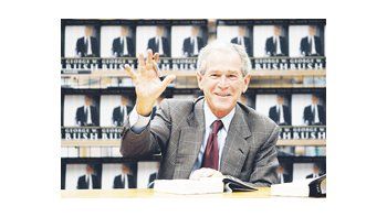 George W. Bush autografió ayer copias de su libro «Decision Points» en Dallas. El texto se perfila como el gran éxito editorial del año en los Estados Unidos.
