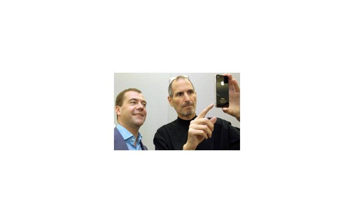 Steve Jobs le muestra el iPhone 4 a Dmitri Medvédev.