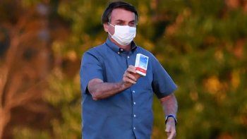 Bolsonaro, durante su tratamiento por coronavirus, mostrando una caja de hidroxicloroquina.