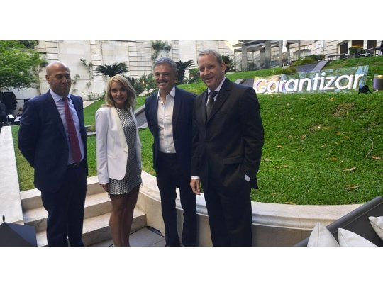 De izquierda a derecha: Darío Wasserman, presidente de Garantizar; Paula Bibini, ministra de Trabajo y Medio Ambiente de la provincia de Salta; Francisco Cabrera, ministro de Producción de la Nación; y Carlos Pirovano, director de Garantizar.