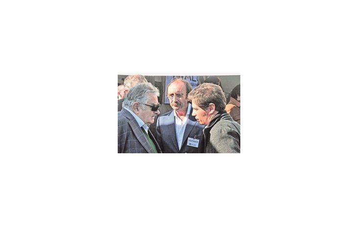 El presidente uruguayo, José Mujica, y el secretario de Política Económica argentino, Axel Kicillof, ayer durante la inauguración de una planta de biodiésel de la firma estatal Alcoholes del Uruguay (ALUR), que producirá 65 millones de litros por año.