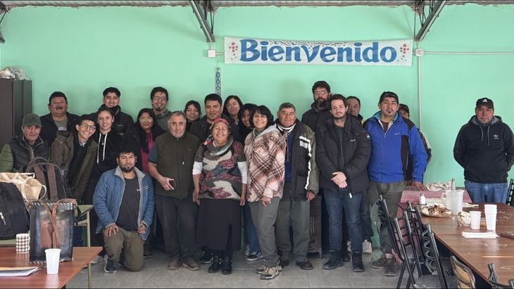 Mar&iacute;a Valentina Curufil, la Lonco de la comunidad mapuche Pe&ntilde;i Mapu, en el centro de la imagen, junto a sus vecinos.