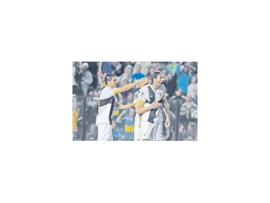 Rolando Schiavi y su revancha. El defensor le había hecho un penal a Osorio y después marrado el que tuvo a favor, pero se recuperó y marcó el gol del empate con un tiro de fuera del área.