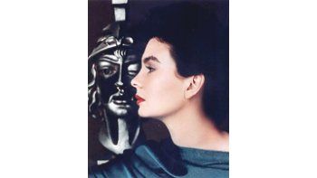 Bella, refinada y, para muchos, la mejor Ofelia del cine (en el «Hamlet» de Laurence Olivier, 1947) Jean Simmons llegó a Hollywood en 1952 y trabajó con directores de la talla de Cukor y Wyler, y junto a actores míticos como Marlon Brando.