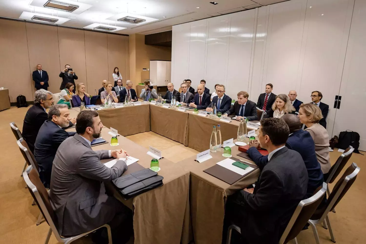 La cumbre diplomática reflejó el delicado equilibrio que intenta mantener Europa: contener a Israel sin romper el diálogo con Irán, y frenar cualquier acción unilateral por parte de Estados Unidos. La cumbre diplomática reflejó el delicado equilibrio que intenta mantener Europa: contener a Israel sin romper el diálogo con Irán, y frenar cualquier acción unilateral por parte de Estados Unidos.