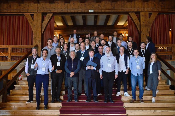 Antes de ser presidente, Javier Milei y una veintena de empresarios durante el encuentro el Hotel Llao Llao de Bariloche.