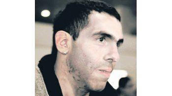 El rostro de Carlos Tevez al arribar al Aeropuerto Internacional de Ezeiza. «El Apache» seguramente será penado por viajar sin permiso del City.