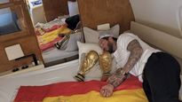 Sergio Ramos acompañó a la selección española campeona y fue el encargado de entregar el trofeo al plantel.