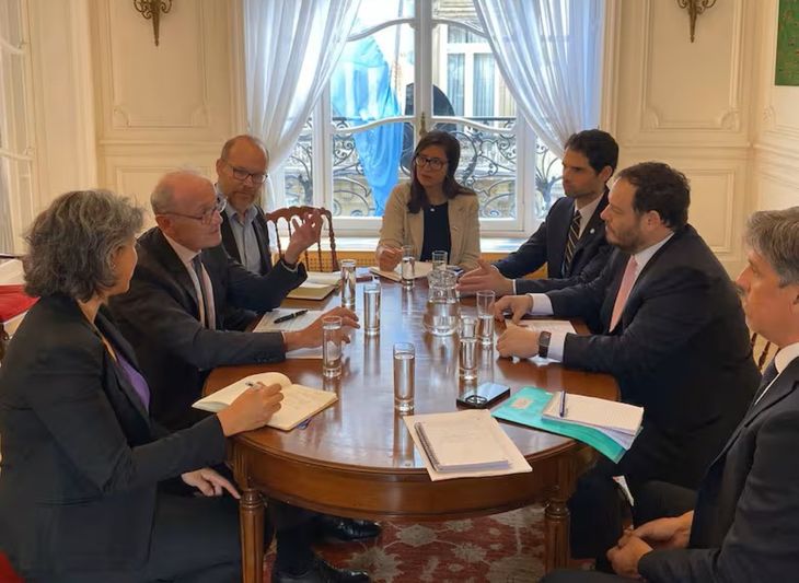 Reunión de la comitiva argentina con miembros de la Comisión de Energía Atómica de Francia. Reunión de la comitiva argentina con miembros de la Comisión de Energía Atómica de Francia.
