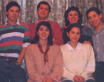 La familia completa en 1994, junto a una voluntaria que los acompañó dos años
