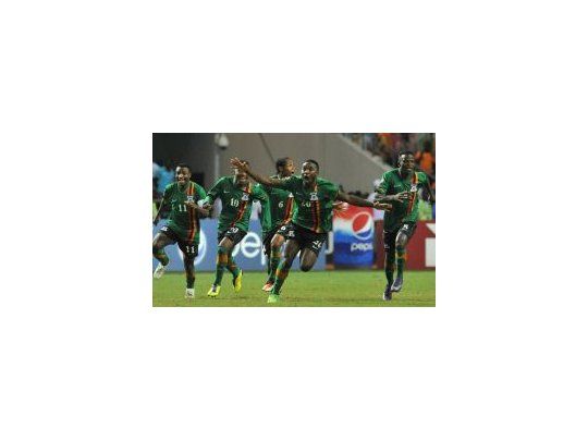 Locura. Los futbolistas de Zambia hicieron historia y festejan.