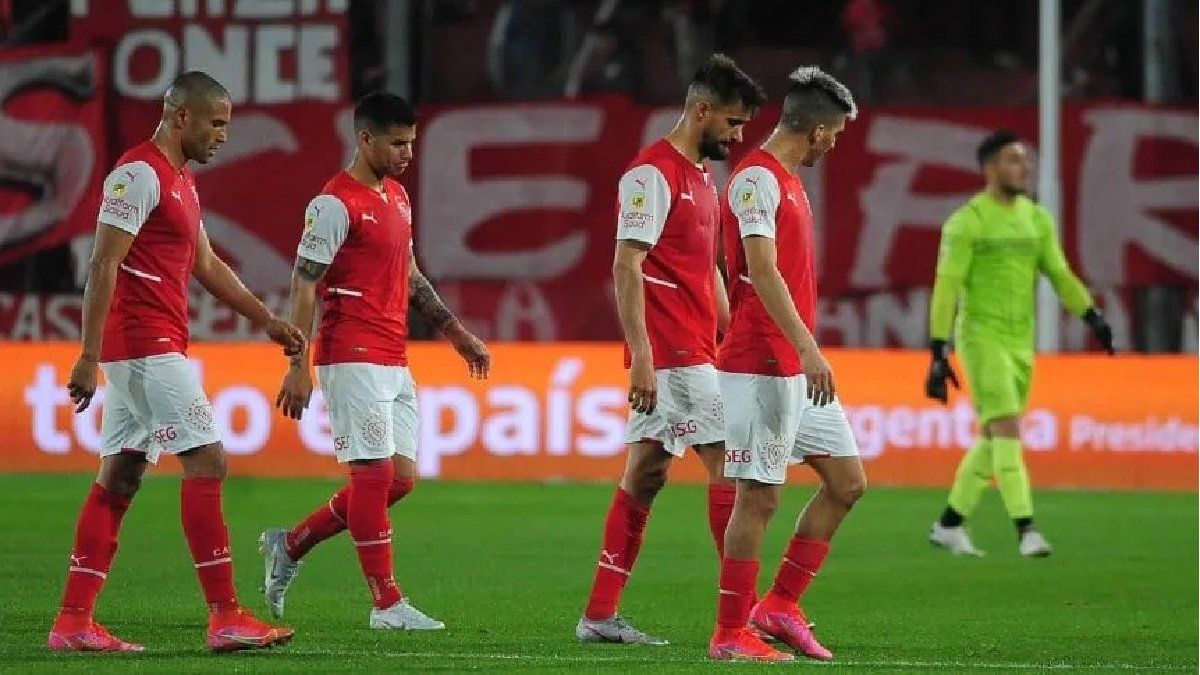 Tense climate in Independiente: chants against the players and divided fans