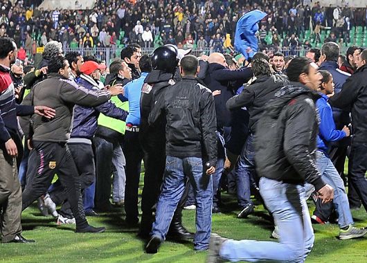 Desesperados en la cancha, muchos hinchas y protagonistas buscaron refugio.