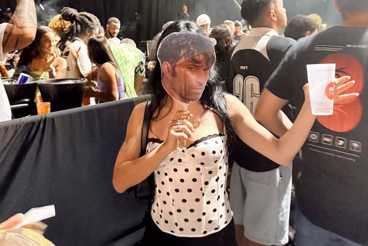 Las amigas de Lali utilizaron caretas de Pedro Rosemblat durante uno de los festejos. Las amigas de Lali utilizaron caretas de Pedro Rosemblat durante uno de los festejos.
