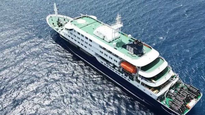 El crucero MV Hondius anclado frente al puerto de Praia, la capital de Cabo Verde.