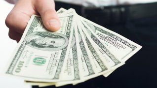 El dólar blue bajó por primera vez en cinco ruedas. El dólar blue bajó por primera vez en cinco ruedas.