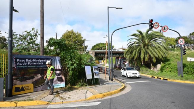 La Ciudad continúa con la construcción de un nuevo cruce peatonal en avenida Del Fomentista.