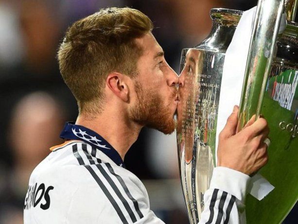 Tiempo pasado. Sergio Ramos besando una de as tantas Champions que ganó con el Real Madrid.