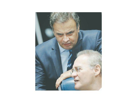 Uno de los líderes de la oposición a Dilma Rousseff, el senador Aécio Neves, conversa con el presidente de la cámara, Renan Calheiros, hasta hace poco un aliado del PT y ahora parte de la nueva cúpula del poder en Brasil.
