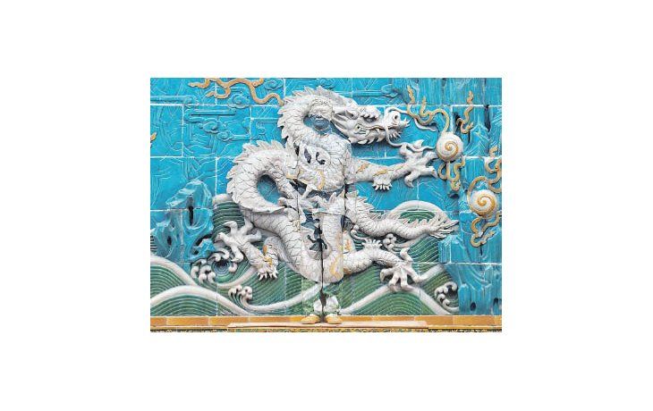ámbito.com | Al chino Liu Bolin se lo conoce como el Hombre Invisible, por obras en las que, con una mirada concentrada, se descubre su figura, estática, ocupando el  centro de la escena, mimetizado con el entorno.