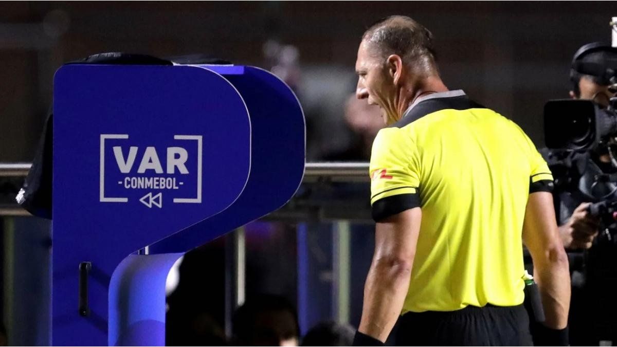 FIFA analyzes eliminating the VAR and starting to use the FVS: what it is and how the new system works