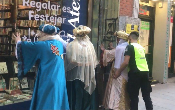 El momento en que revisaban a los Reyes Magos 