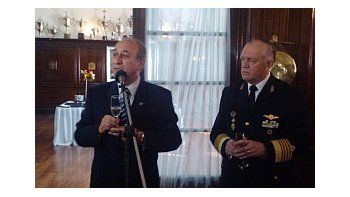 El ministro de Defensa, Arturo Puricelli, y el jefe de la FAA, Normando Costantino, durante el brindis por el primer centenario de la fuerza aérea celebrado en la Escuela de Avión Militar de Córdoba.