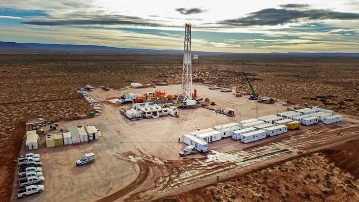 La perforación apuntará a la formación Vaca Muerta, con dos pozos horizontales y uno vertical previsto para 2026. 