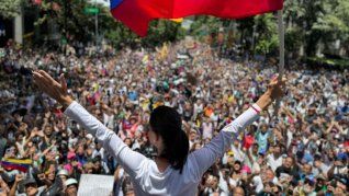 María Corina Machado ante los miles de manifestantes opositores en Venezuela.