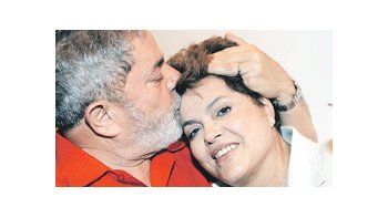 Lula da Silva y Dilma Rousseff, a la hora del festejo. Un desafío inmediato para la mandataria electa será afirmar su autoridad y despegar su imagen de la de su popular predecesor.