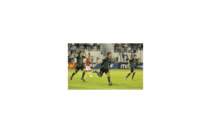 Penco festeja el primer gol del encuentro.