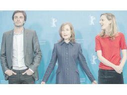 Isabelle Huppert con la directora Mia Hansen-Love y  Roman Kolinka en la presentación de “L’Avenir”, uno de los films en concurso,  en una  Berlinale en la que, salvo una retrospectiva en formato de celuloide, las más de 400  películas se exhiben en DCP  (“Digital Cinema Package”).