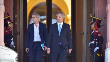 Luis Caputo y Pablo Quirno dejan la Casa Rosada tras reunirse con el presidente, Javier Milei. 