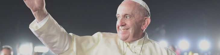 El Papa Francisco. Era argentino y nunca renunció a su nacionalidad. Pero bastó que su padre fuera italiano y su madre hija de italianos, para considerarlo en el “Petrus Romanus”, el último de los Papas según la profecía. El Papa Francisco. Era argentino y nunca renunció a su nacionalidad. Pero bastó que su padre fuera italiano y su madre hija de italianos, para considerarlo en el “Petrus Romanus”, el último de los Papas según la profecía.