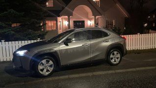 En la ciudad de Bodo, en Noruega, un Lexus UX 300E, 100% eléctrico, estacionado frente a una casa. Un imagen que se repite con la gran variedad de modelos cero emisión que hay en el país nórdico