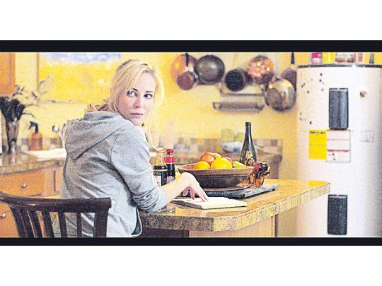 Louise Linton. El clásico argumento del “alguien te está mirando” sostiene la historia de “Intruso”, pero a la protagonista se le hace complicado actuar sola tanto tiempo.