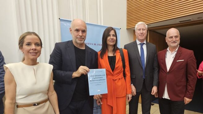 La actividad contó con la presencia del Jefe de Gobierno Horacio Rodriguez Larreta, el ministro de Justicia y Seguridad de la CABA, Gustavo Coria, la jueza del Tribunal Superior de Justicia de la Ciudad, Marcela De Langhe y el Consejero Alberto Biglieri, quienes acompañaron a la autora en el estrado.