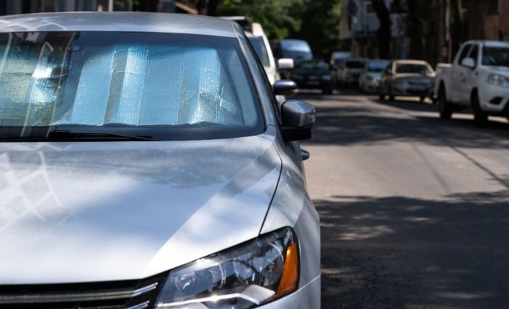 Uno de los primeros consejos es utilizar parasoles, ya que ayudan a reducir la temperatura interior y protegen elementos sensibles como el tablero, el volante y los tapizados.