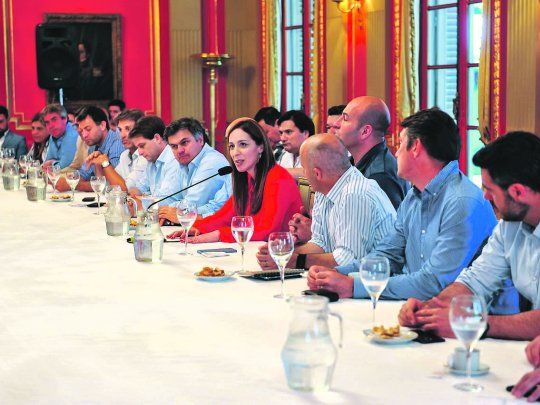 Aglutinados. La gobernadora encabez&oacute; ayer en la residencia de la Casa de Gobierno la reuni&oacute;n de gabinete ampliado y luego con los intendentes &ldquo;con y sin tierra&rdquo;.