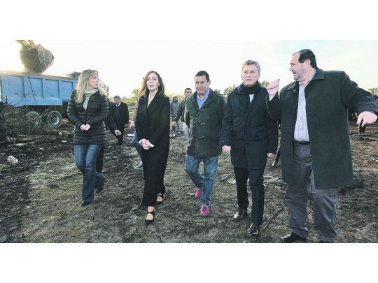 Cura. Mauricio Macri y María Eugenia Vidal recorrieron ayer junto a la titular de la ACUMAR, Gladys González, las obras de saneamiento que se llevan a cabo en el basural “La Cava”, ubicado en el partido de San Vicente.
