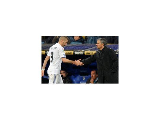 Mourinho saluda a Benzema durante el partido ante el Levante.