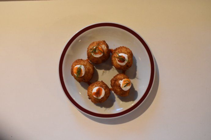 Para finalizar las croquetas, se emplatan con miel de gochujang -una salsa picante coreana- y alioli. Para finalizar las croquetas, se emplatan con miel de gochujang -una salsa picante coreana- y alioli.