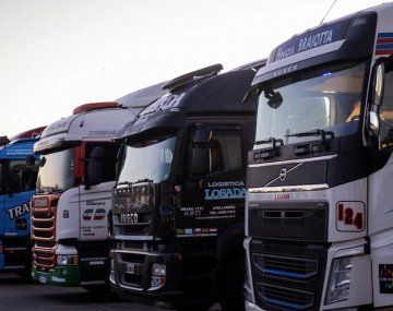 El 90% de la economía argentina se mueve a través del transporte terrestre de cargas con camiones. El 90% de la economía argentina se mueve a través del transporte terrestre de cargas con camiones.