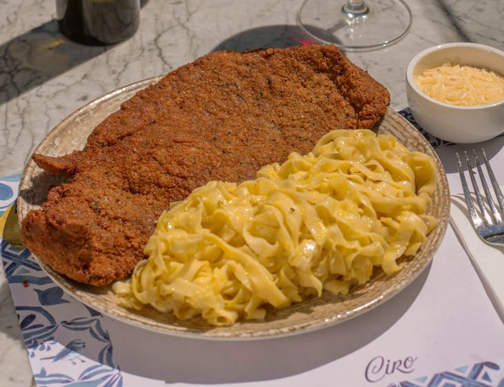 CIRO. Milanesas acompañadas de pasta. CIRO. Milanesas acompañadas de pasta.