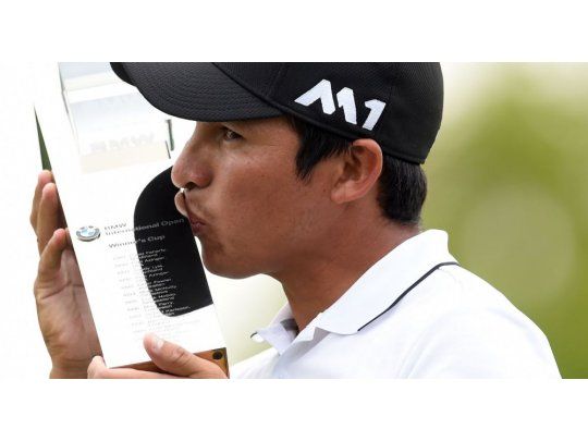Romero besa el trofeo en Alemania.